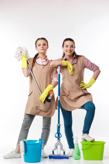 掃除する気満々の二人の女性